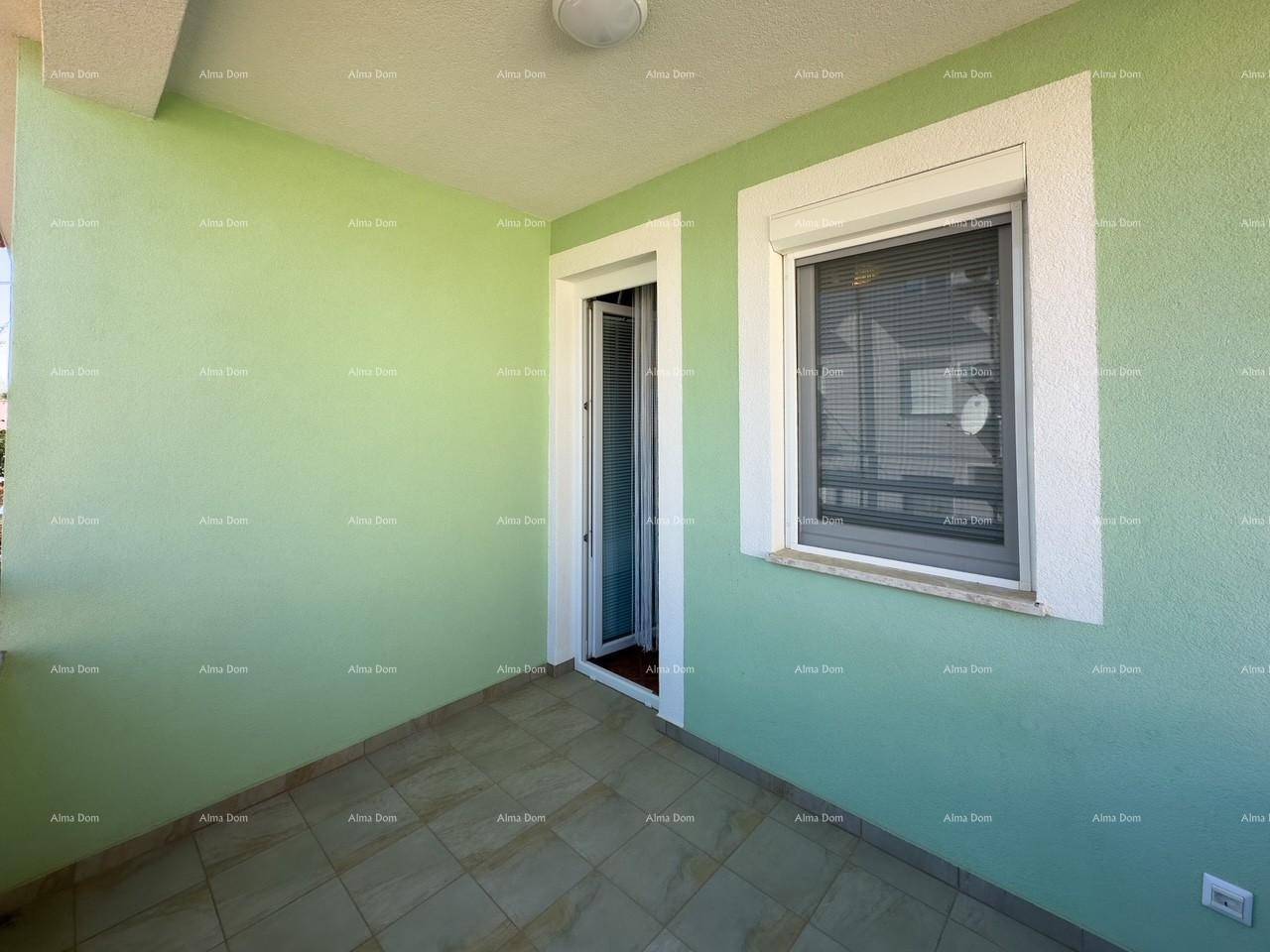 Heller Balkon mit Fliesenboden und hellgrünen Wänden, bietet einen angenehmen Außenbereich.