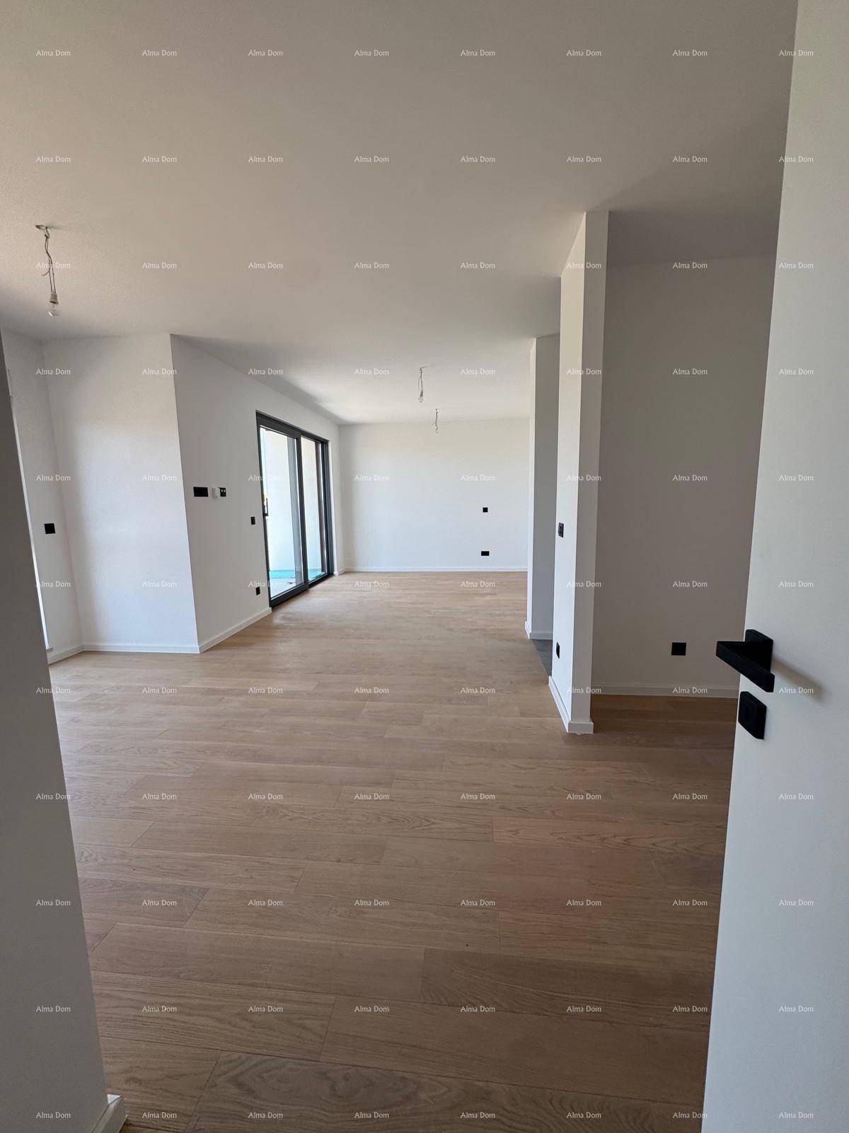 Heller, leerer Wohnbereich mit Holzboden und Zugang zu einem Außenbereich durch eine große Glasschiebetür.