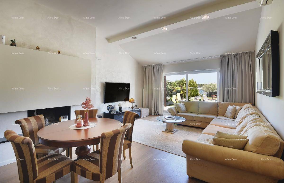 Heller Wohn- und Essbereich mit großem Sofa, Holzboden und Zugang zur Terrasse.