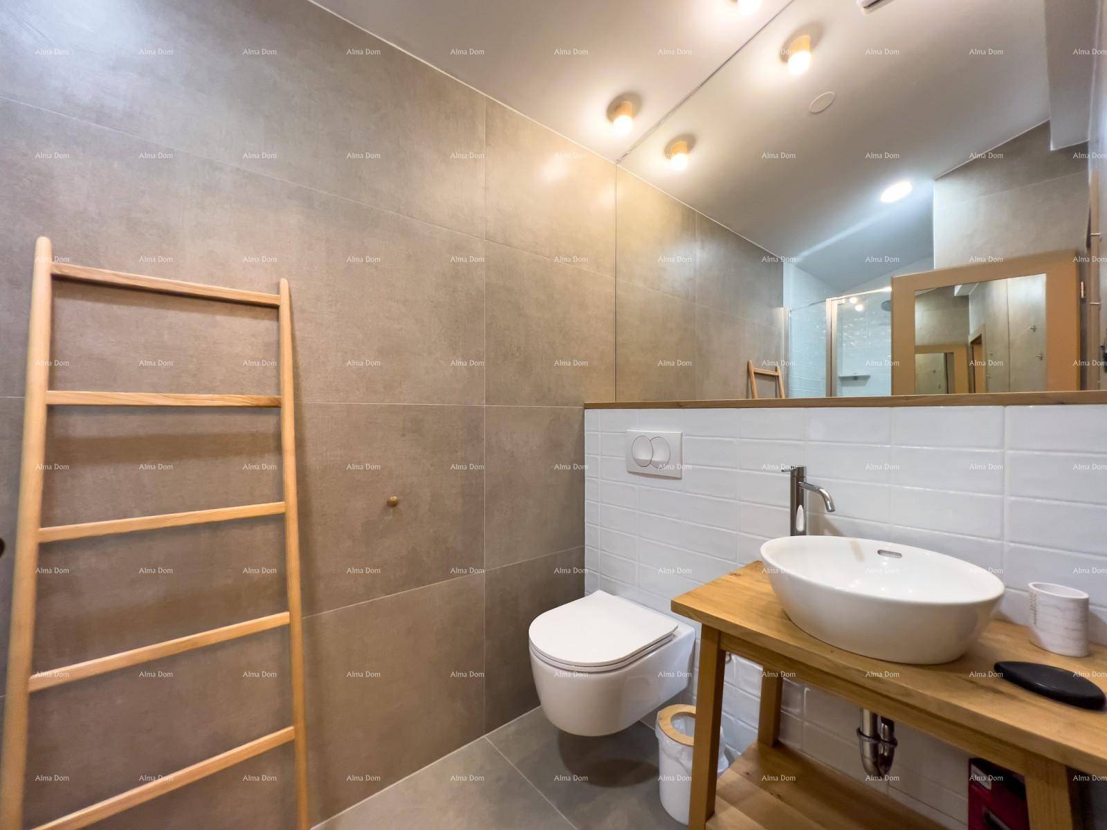Modernes Badezimmer mit Aufsatzwaschbecken, Wand-WC und grauen sowie weißen Fliesen.