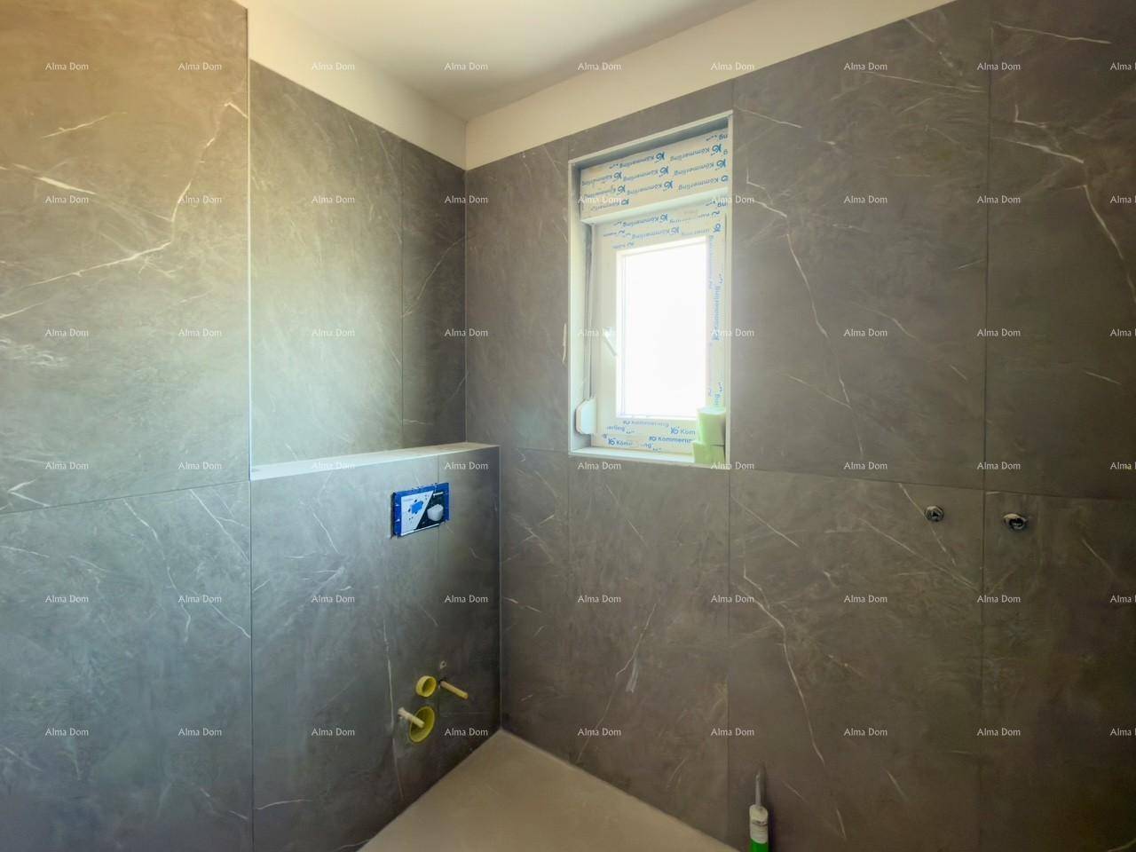 Helles Badezimmer im Rohbau mit grauen Marmorfliesen und vorbereiteten Anschlüssen.