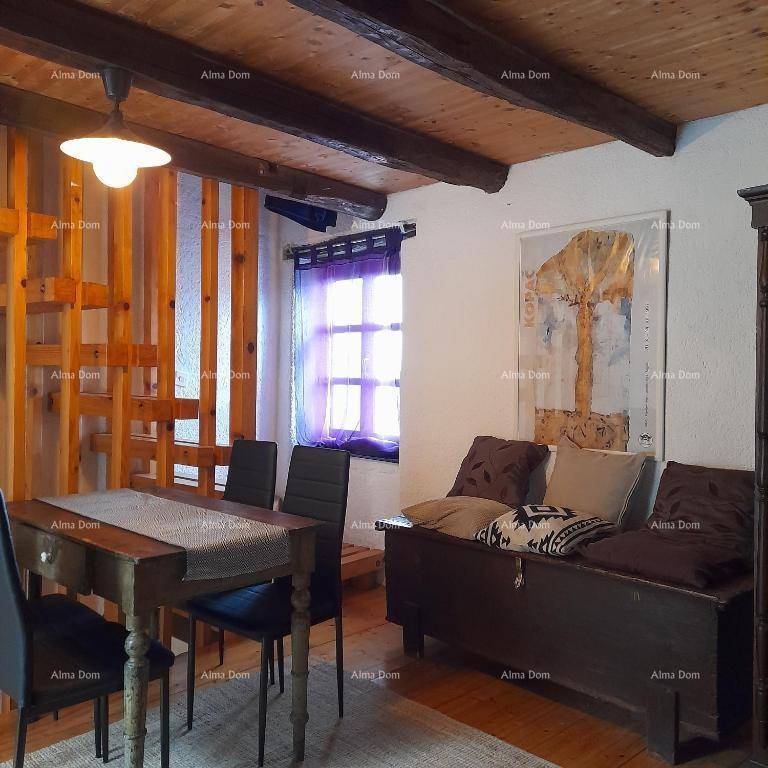 Essbereich mit Holztisch und Stühlen, daneben eine Sitzbank und eine Holztreppe.