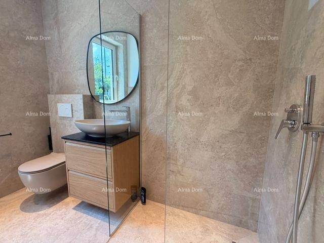 Elegantes Badezimmer mit modernem Waschtisch, Spiegel und begehbarer Dusche.