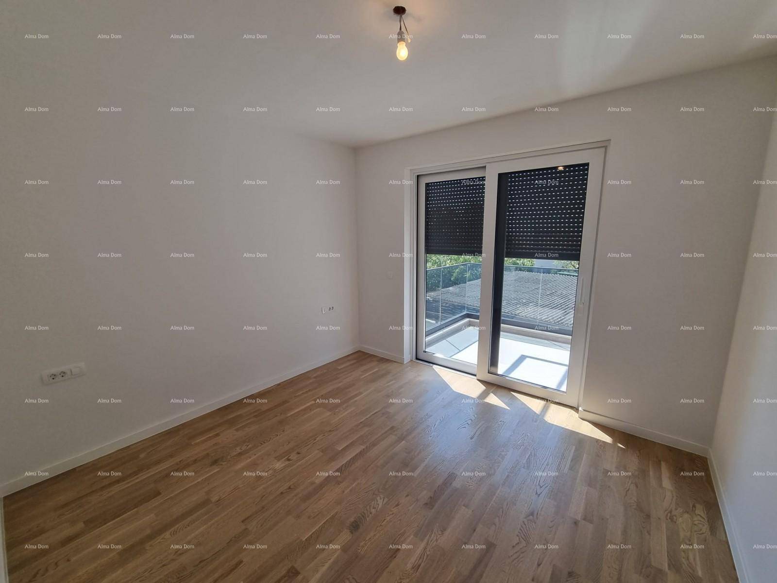 Schlafzimmer mit Parkettboden und Zugang zu einem Balkon mit Rollladen.