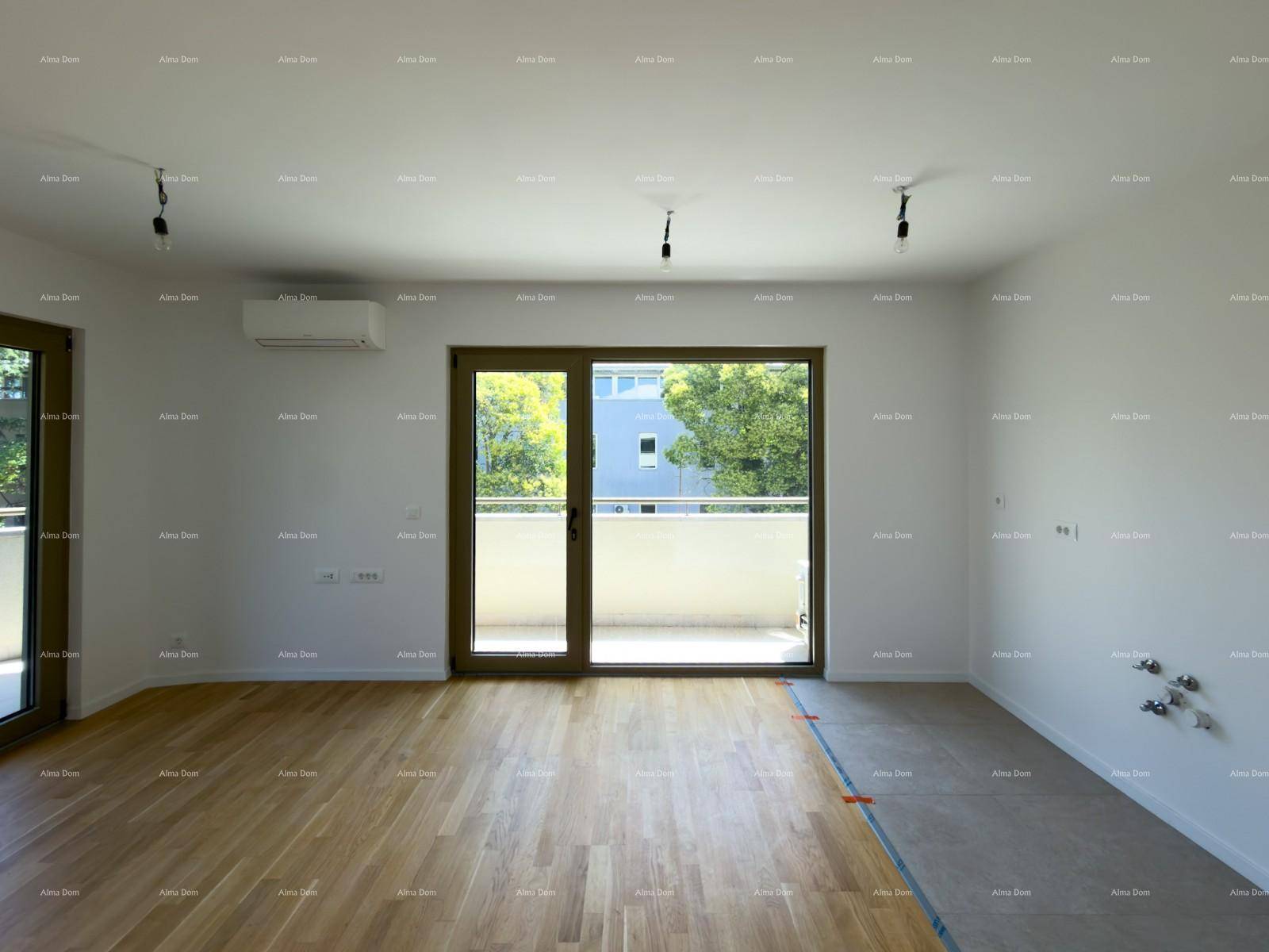 Heller Raum mit Holzboden und Fliesenbereich, Balkonzugang und Vorbereitung für eine Küche.