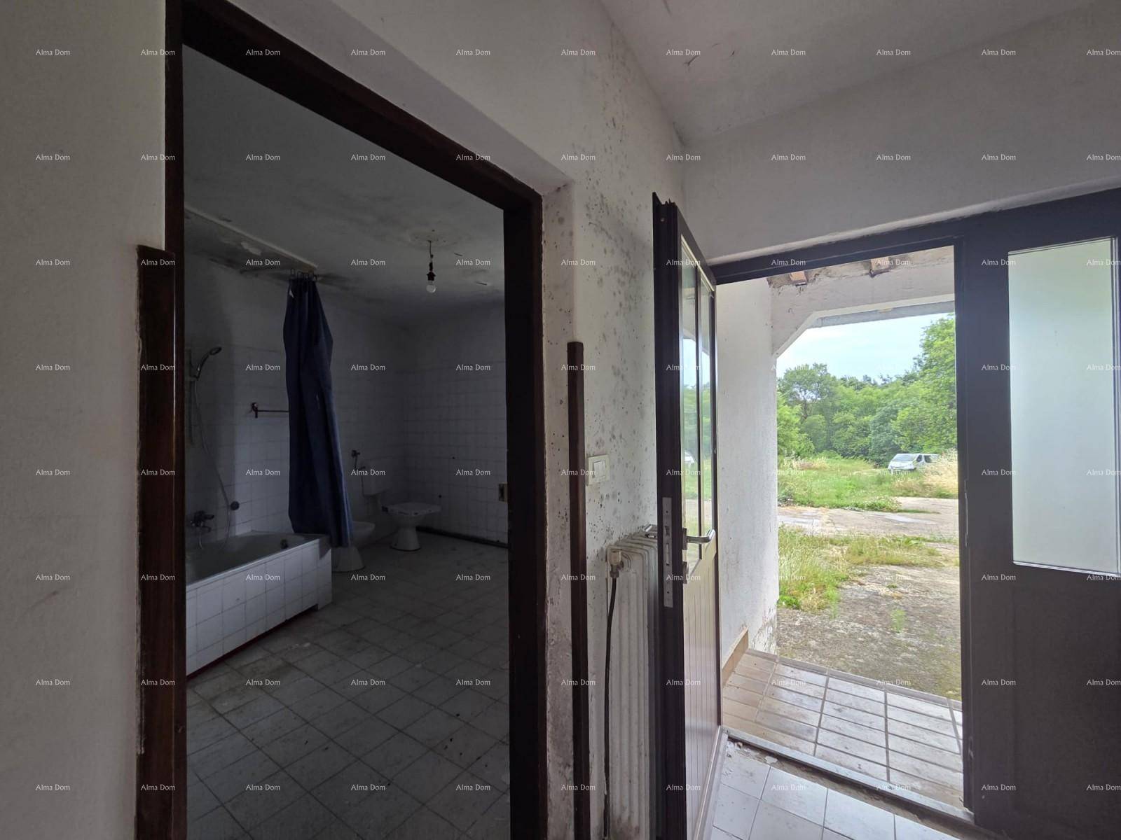 Eingangsbereich mit Blick auf ein Badezimmer und eine offene Tür, die ins Freie führt.