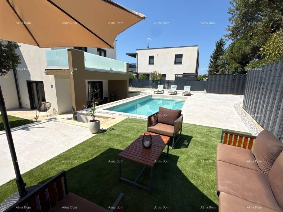 Weitläufiger Außenbereich mit Swimmingpool, Liegestühlen und gemütlicher Sitzecke unter einem Sonnenschirm.