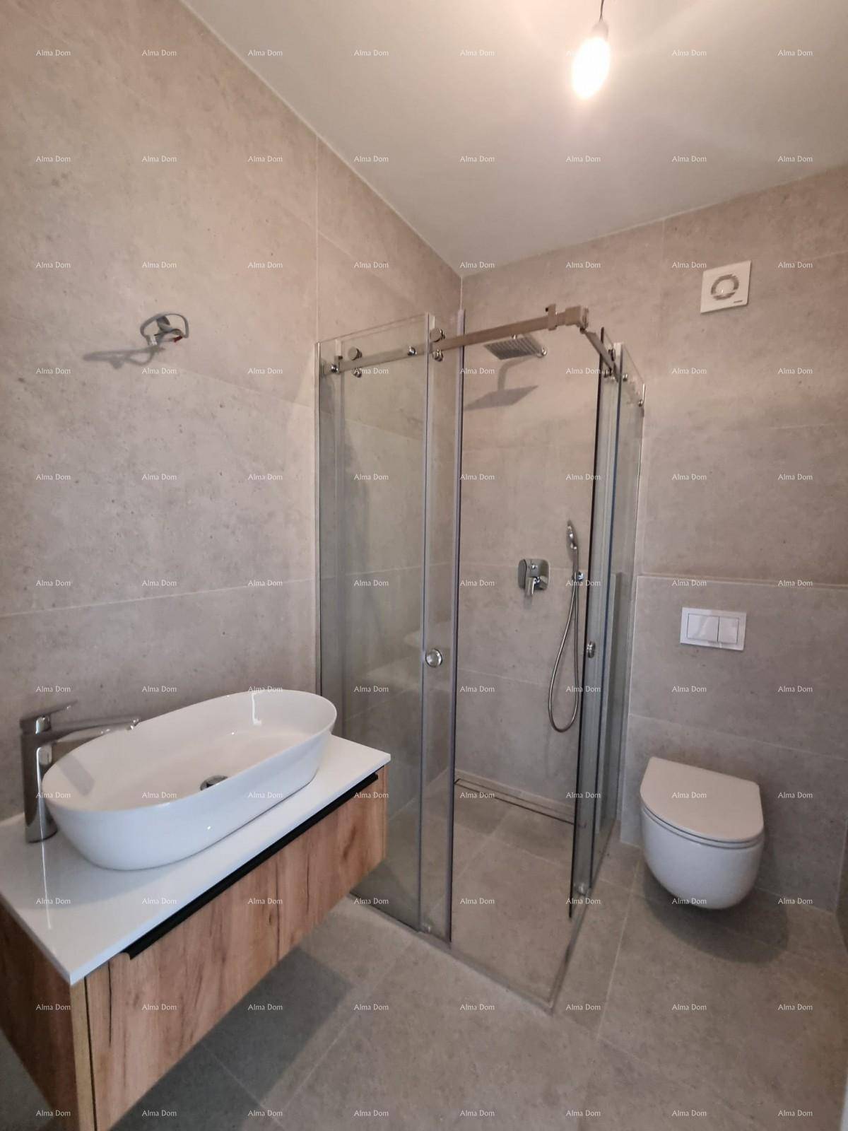 Modernes Badezimmer mit Duschkabine, Einzelwaschbecken und Wand-WC.