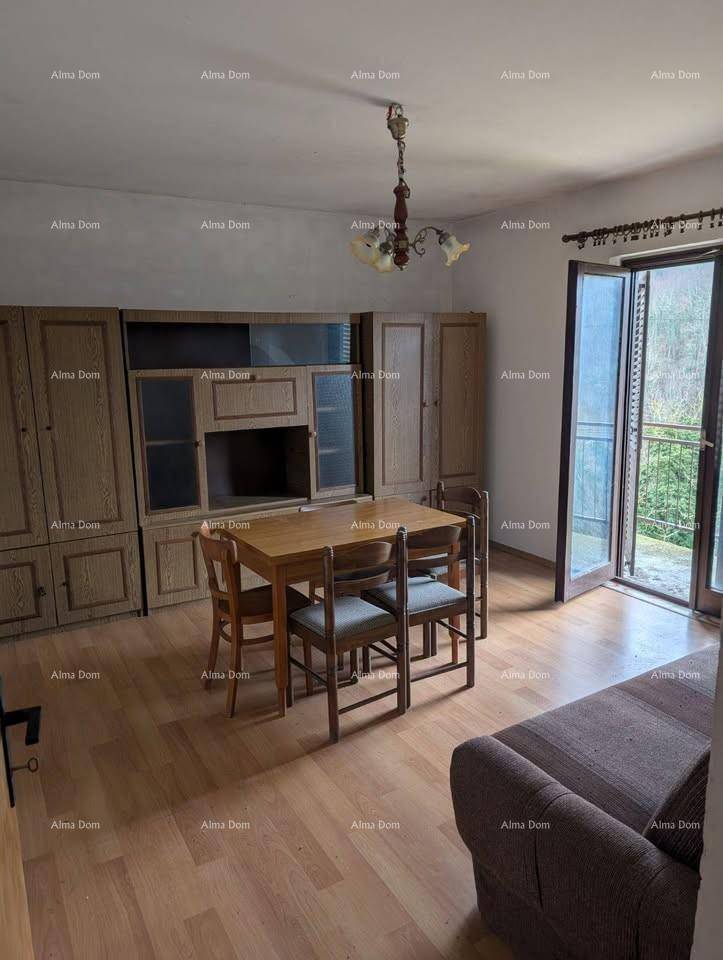 Kombinierter Wohn- und Essbereich mit Holzfußboden, traditionellen Möbeln und Balkonzugang.