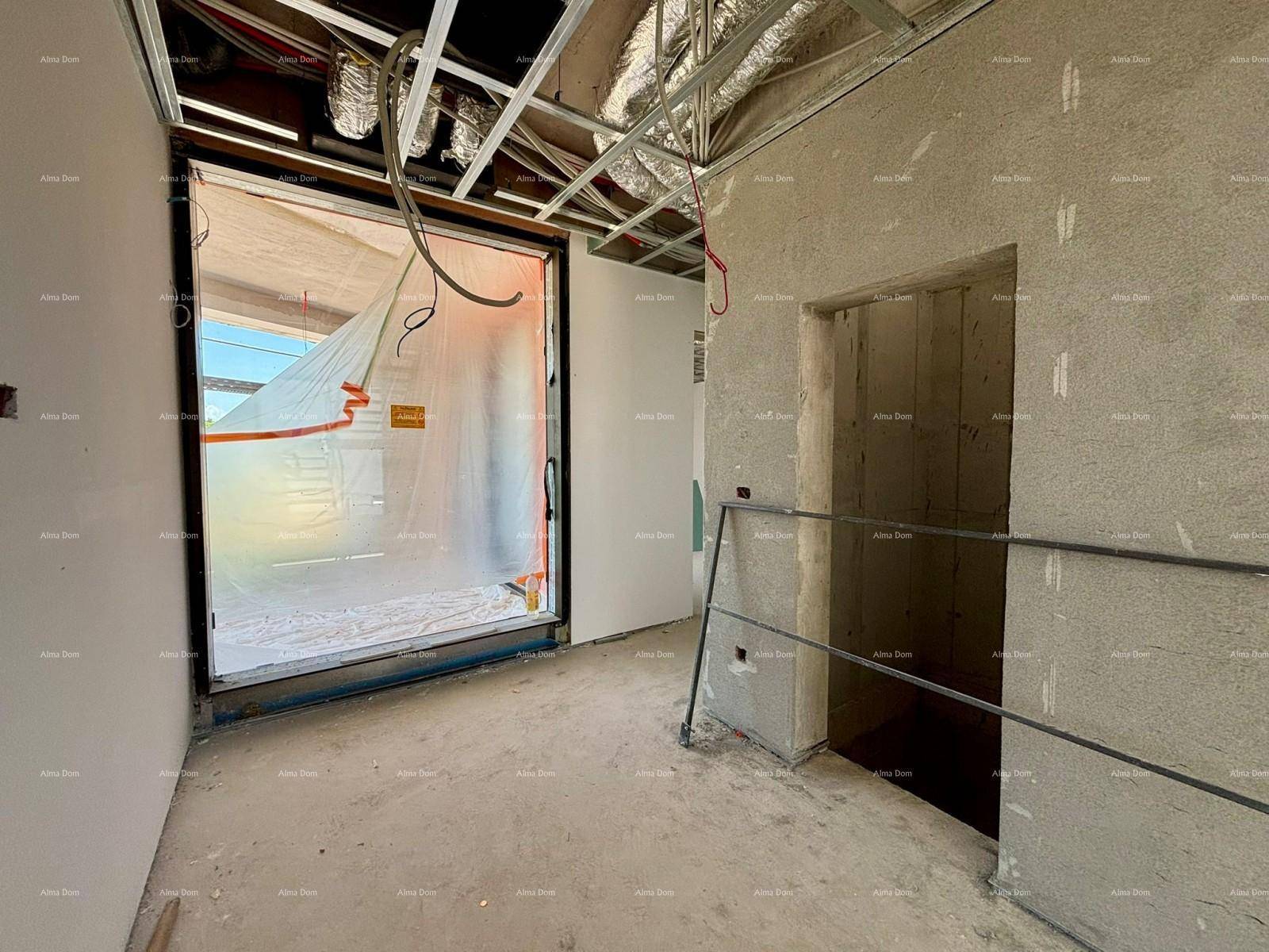 Raum im Rohbau mit großem Fenster und vorbereiteten Wänden für den Innenausbau.