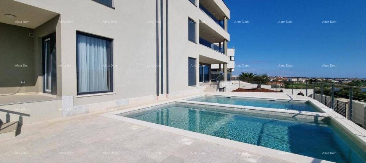 Außenbereich mit zwei modernen Pools und einer großzügigen Terrasse mit weitem Meerblick.