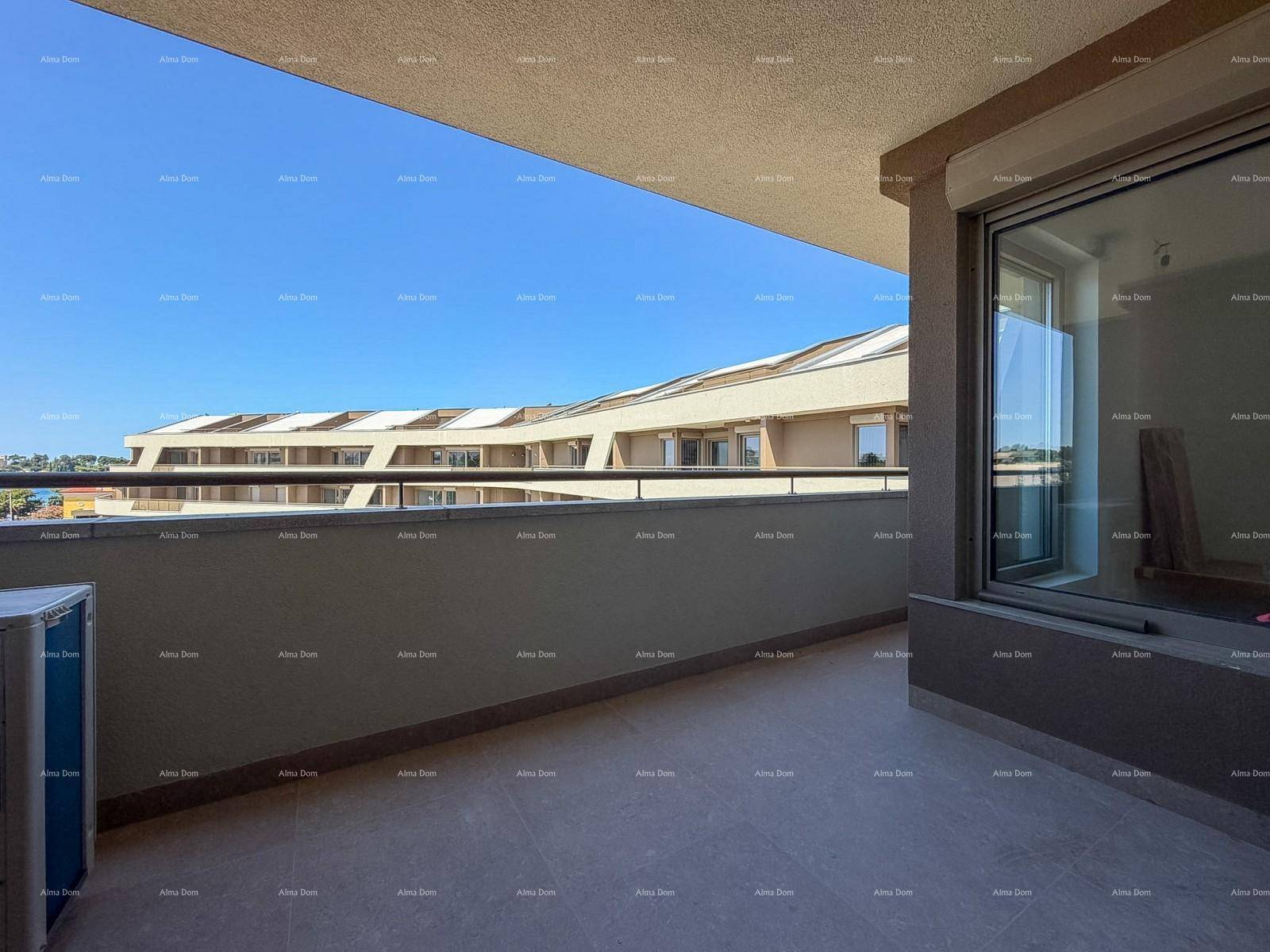 Geräumiger Balkon mit Blick auf die umliegenden Gebäude und den blauen Himmel.