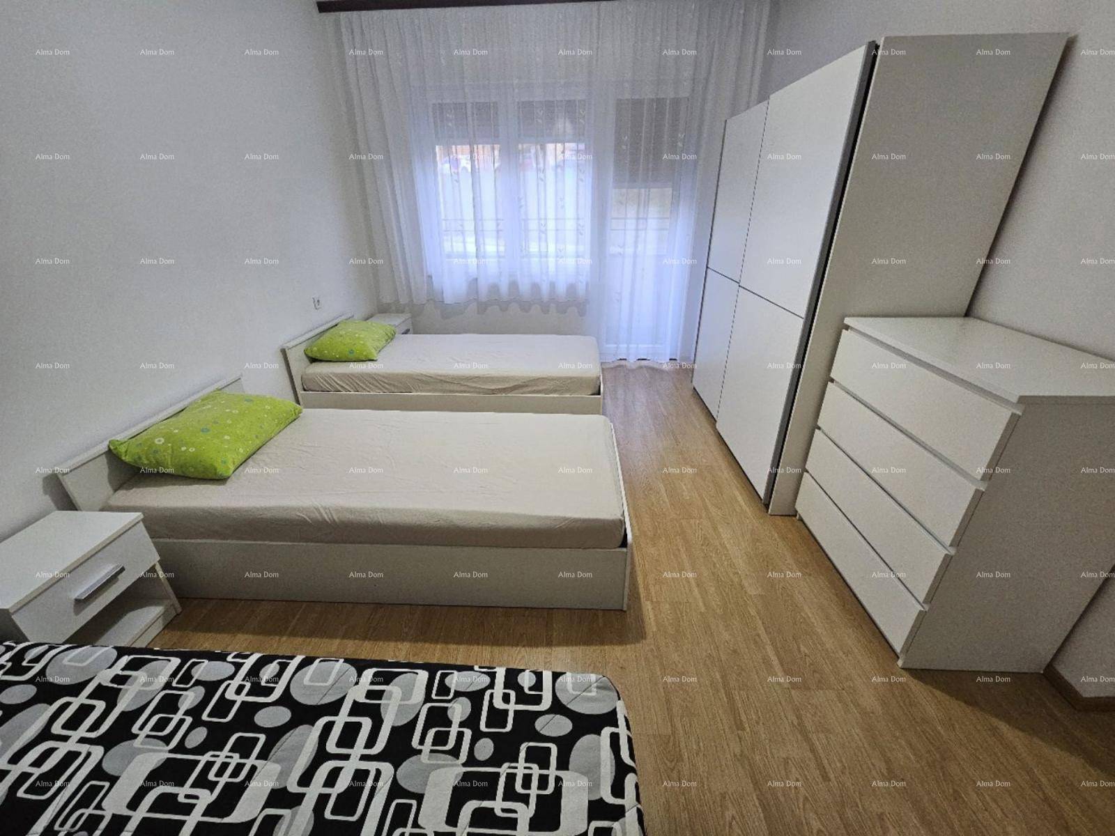 Schlafzimmer mit zwei Einzelbetten, einem Schlafsofa und weißem Kleiderschrank.