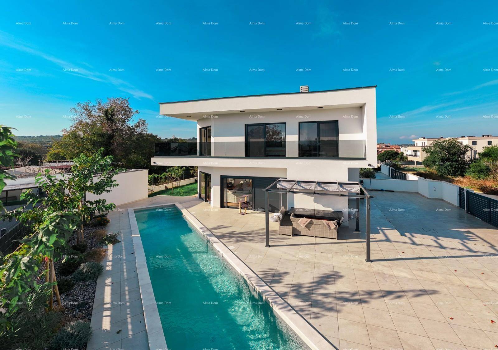 Moderne Villa mit Pool, Pergola und weitläufiger Terrasse unter strahlend blauem Himmel.