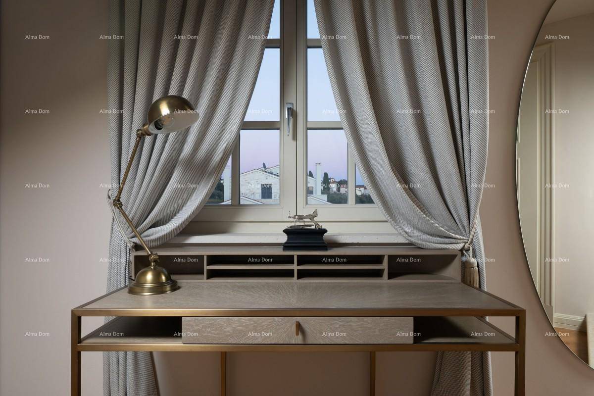 Heller Arbeitsbereich mit modernem Schreibtisch, Fenster und stilvoller Beleuchtung.