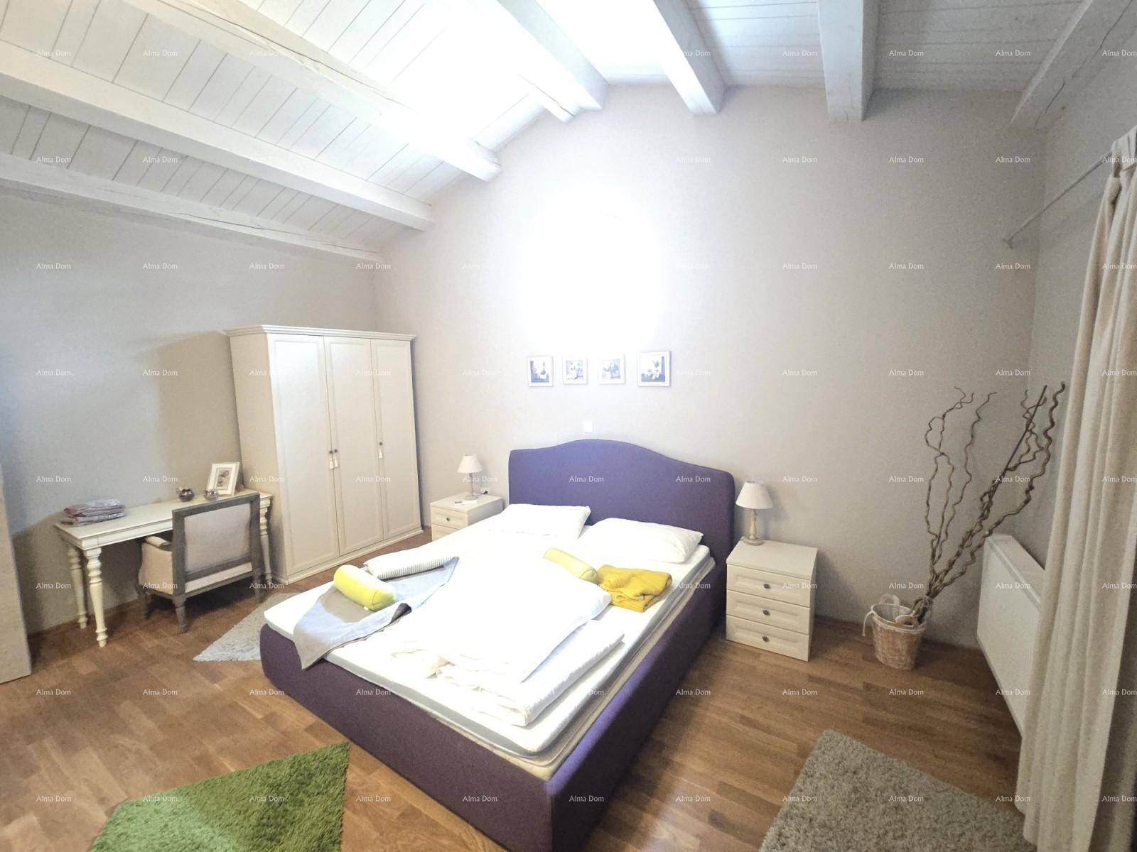 Geräumiges Schlafzimmer mit Doppelbett, großem Kleiderschrank und sichtbaren Deckenbalken.