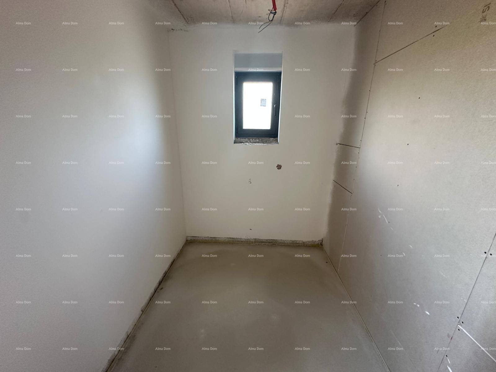 Kleiner Raum im Rohbau mit weiß gestrichenen Wänden, Beton-Decke und einem einzelnen Fenster.