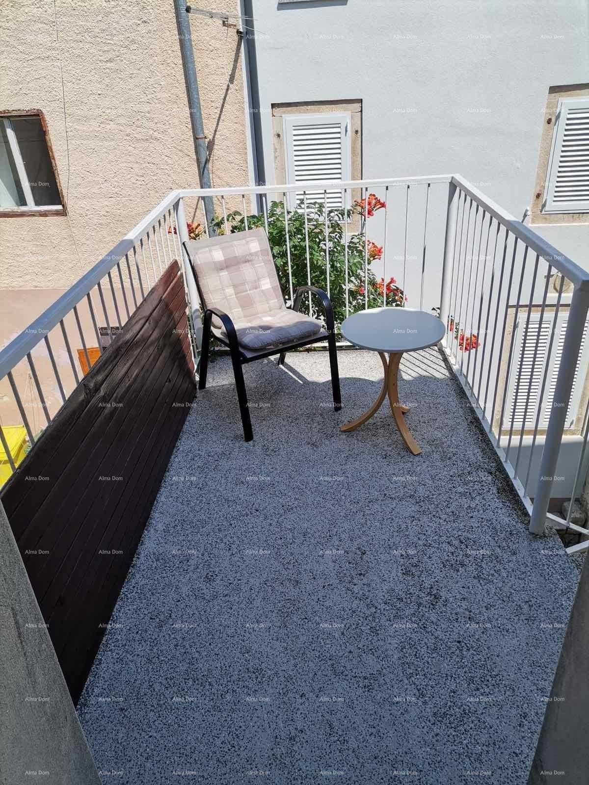 Kleiner Balkon mit Sitzgelegenheit und Blick auf die Umgebung.
