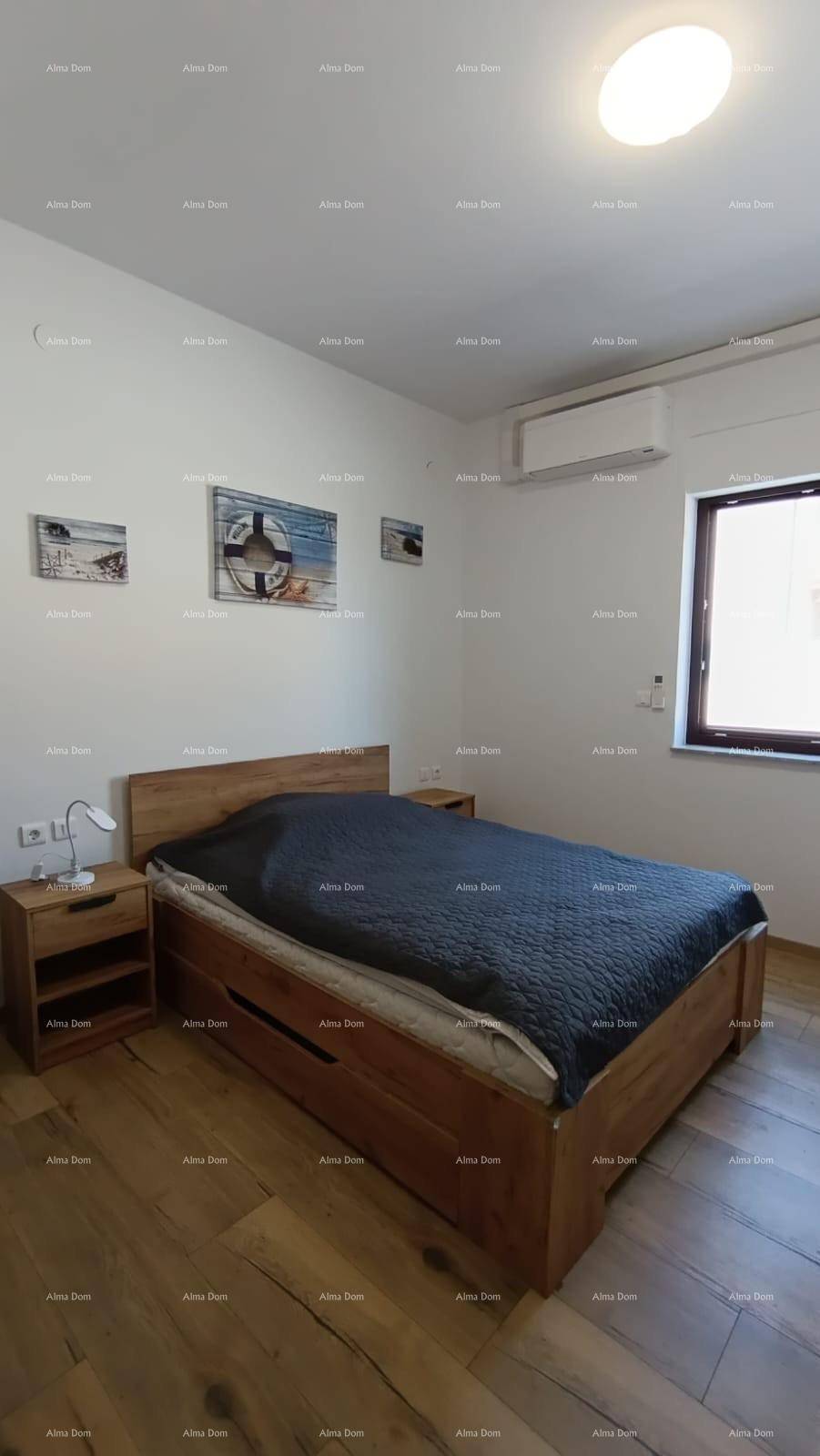 Schlafzimmer mit Holzbett, Nachttischen und Klimaanlage für angenehme Temperaturen.