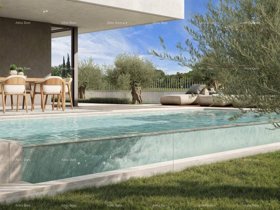 Moderner Poolbereich mit Glaswand, Essbereich und Liegeflächen im Freien.
