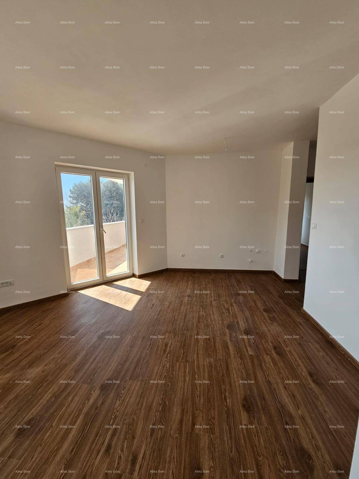 Helles Wohnzimmer mit Laminatboden, weißen Wänden und Zugang zu einem Balkon.