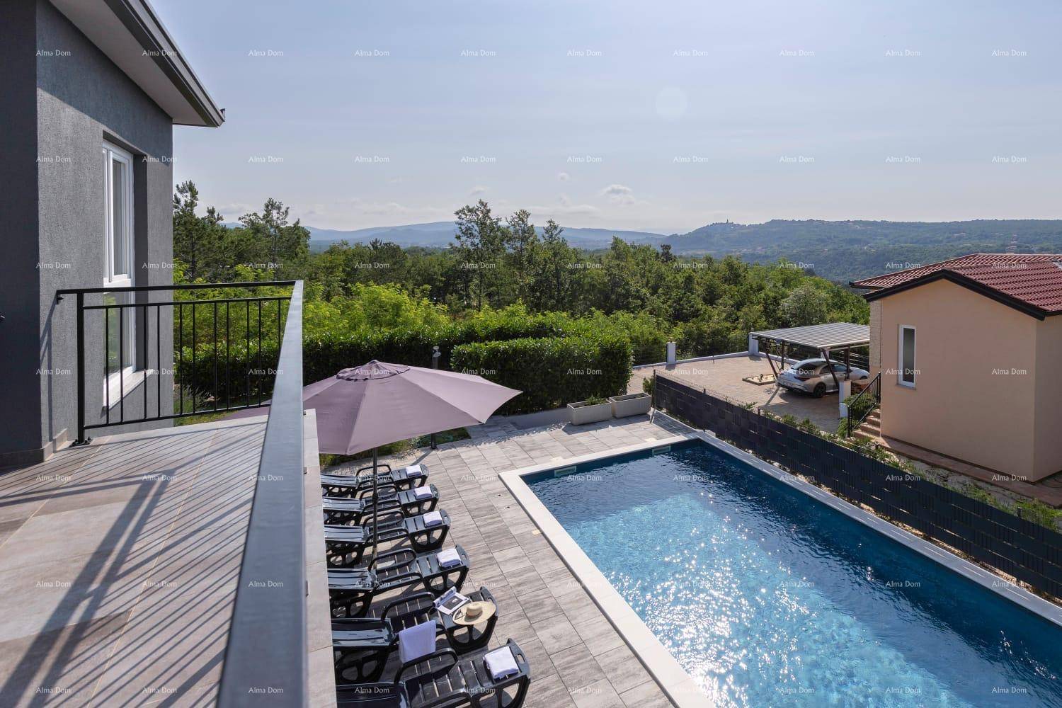 Panoramablick vom Balkon auf den Poolbereich, die umliegende Landschaft und die Berge.