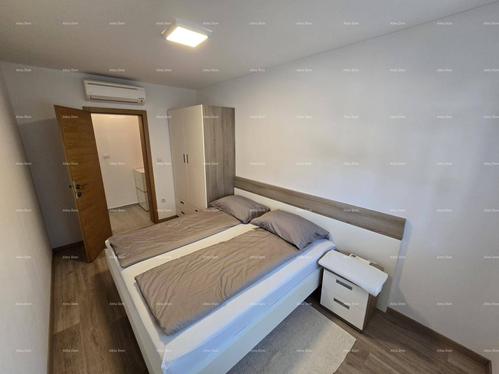 Schlafzimmer mit Doppelbett, Kleiderschrank und Klimaanlage, mit Holzoptik-Boden.