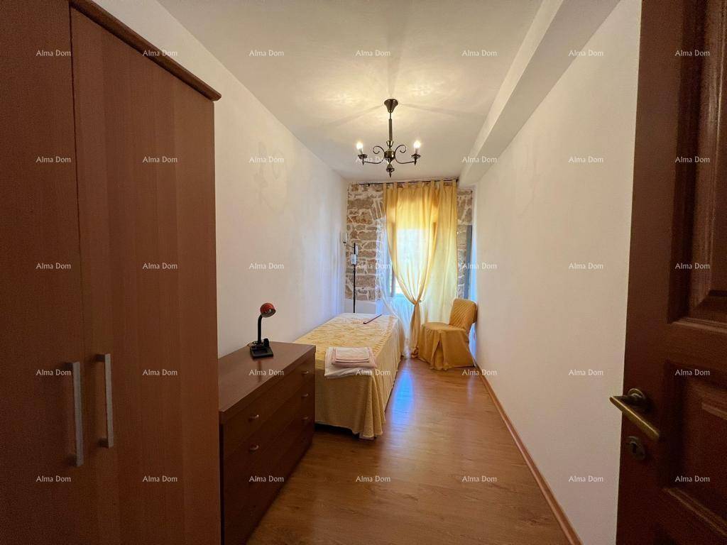 Helles Schlafzimmer mit Holzboden, traditioneller Einrichtung und natürlichem Licht.
