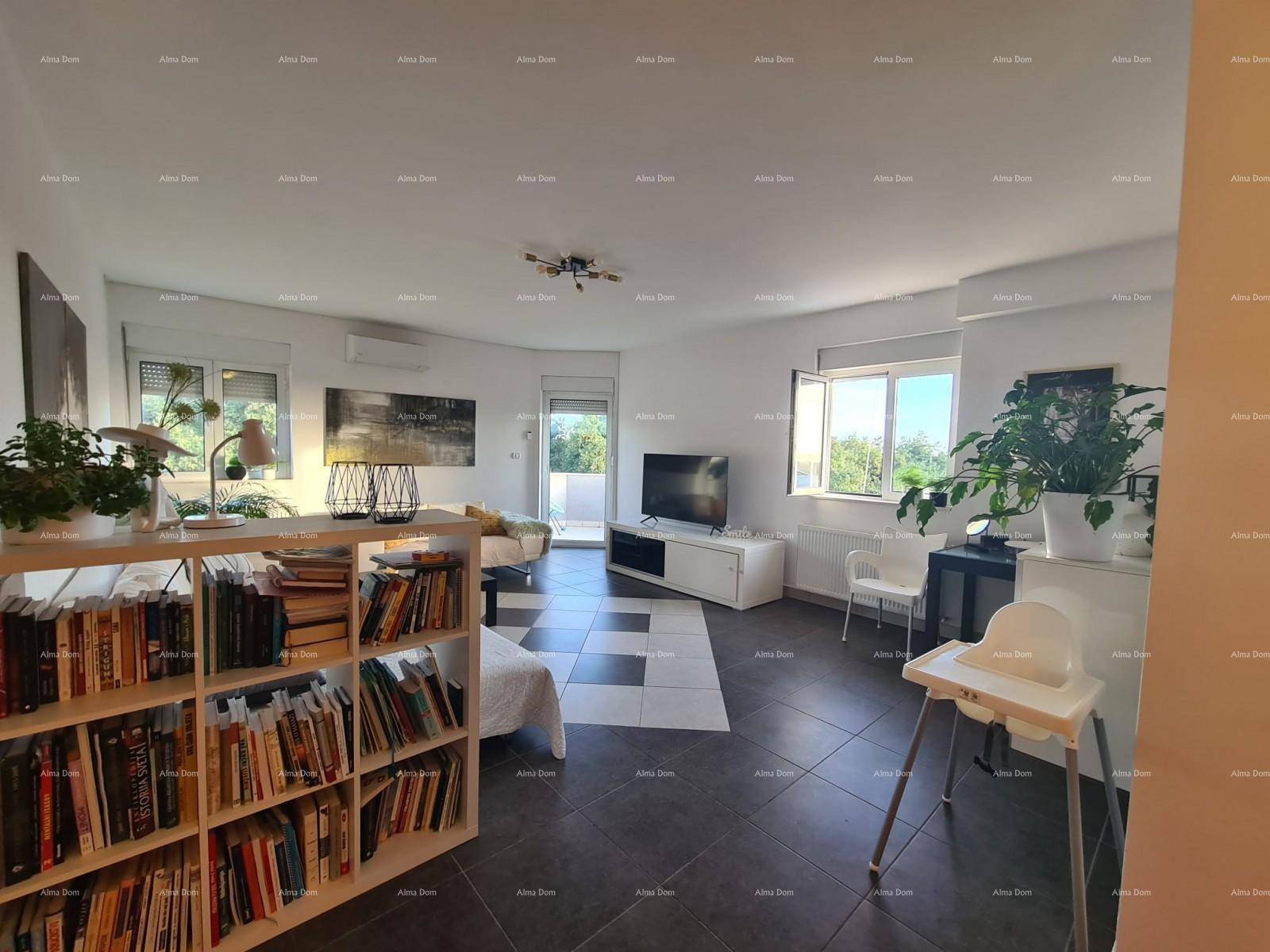 Helles Wohnzimmer mit Bücherregal, bequemen Sofas und Blick auf den Außenbereich.