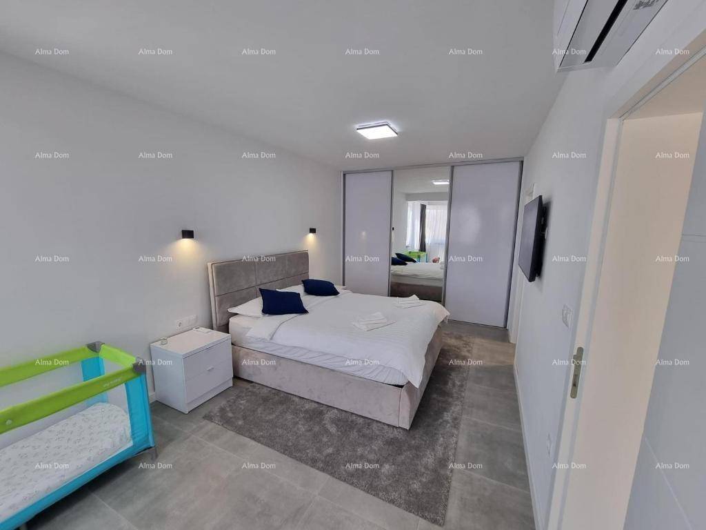 Helles Schlafzimmer mit Doppelbett, Schiebetürenschrank und einem Babybett in modernem Stil.