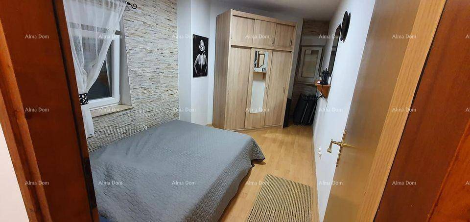 Gemütliches Schlafzimmer mit Doppelbett, großem Kleiderschrank und Fenster für natürliche Belichtung.