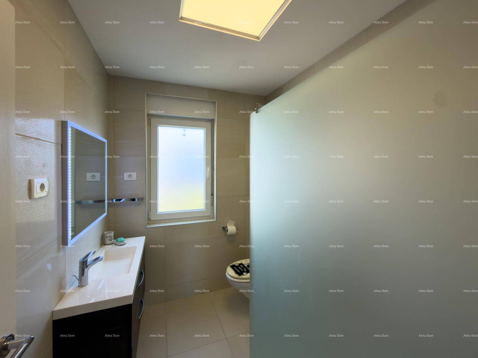 Modernes Badezimmer mit Dusche, Einzelwaschbecken und Fenster.