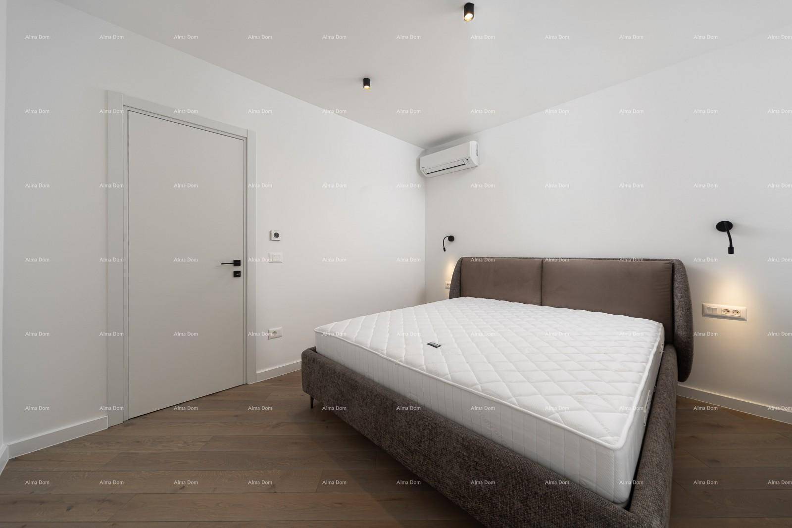 Schlafzimmer mit Holzboden, weiß gestrichenen Wänden und Zugang zu einem weiteren Raum.