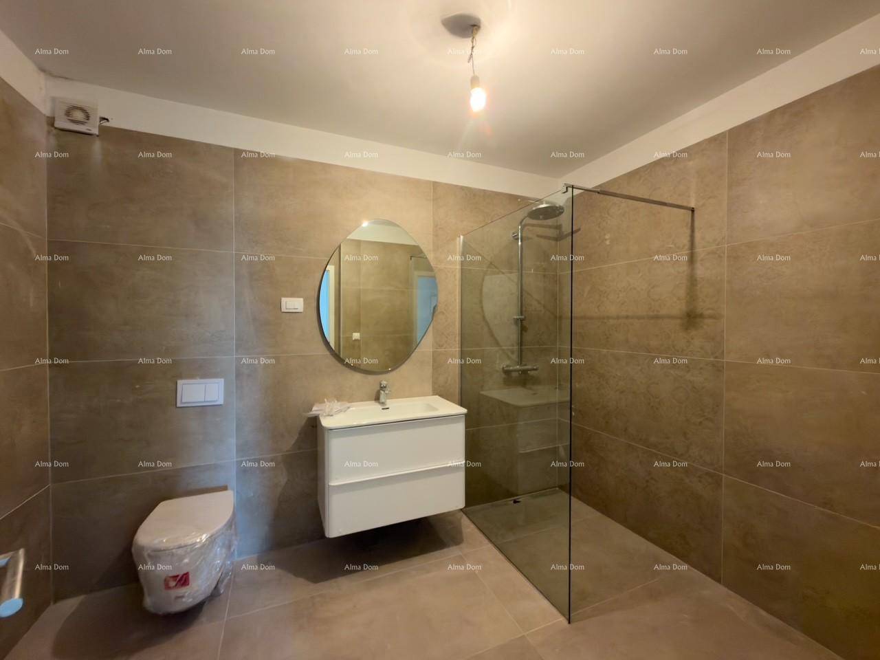 Modernes Badezimmer mit begehbarer Dusche, Wand-WC und eleganten Fliesen.