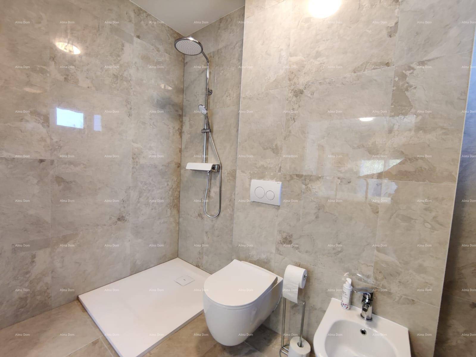 Modernes Badezimmer mit großformatigen Fliesen, begehbarer Dusche, WC und Bidet.