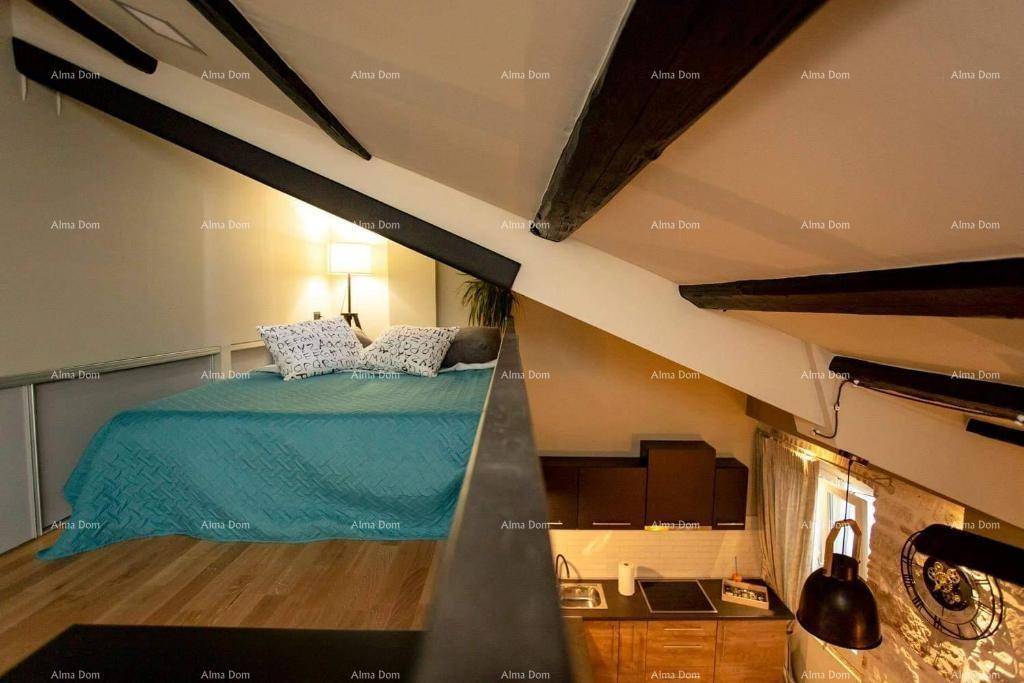 Gemütliches Schlafzimmer auf der Galerie mit Doppelbett, sichtbaren Holzbalken und Dachfenster für natürliches Licht.