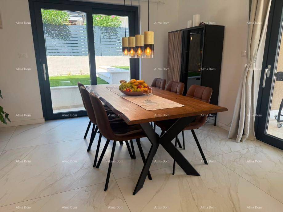 Eleganter Essbereich mit großem Holztisch, bequemen Stühlen und moderner Hängelampe.