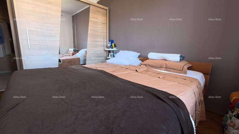Schlafzimmer mit Doppelbett und großem Spiegelschrank, der den Raum optisch erweitert.