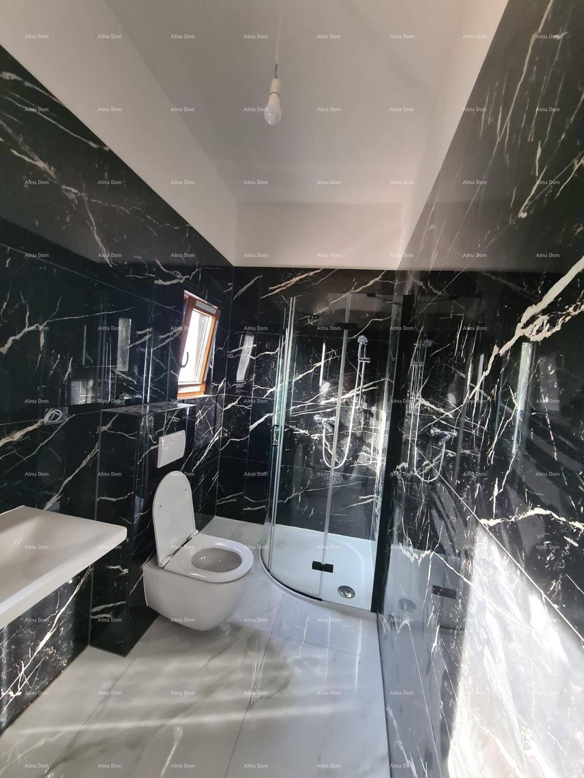 Modernes Badezimmer mit eleganten schwarzen Marmorfliesen, Dusche, WC und einem Fenster.