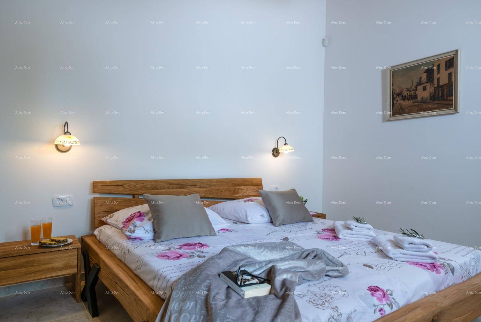 Gemütliches Schlafzimmer mit Doppelbett, Nachttisch und dekorativer Wandbeleuchtung.
