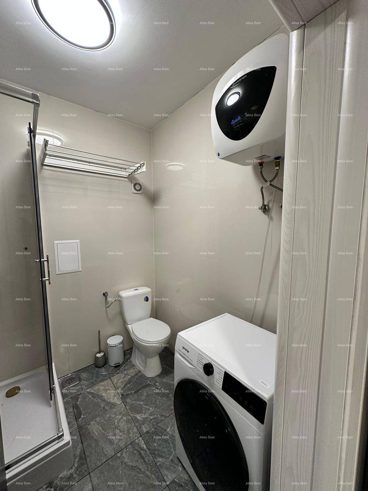 Kompaktes Badezimmer mit Toilette, Waschmaschine und Warmwasserbereiter, effizient gestaltet.