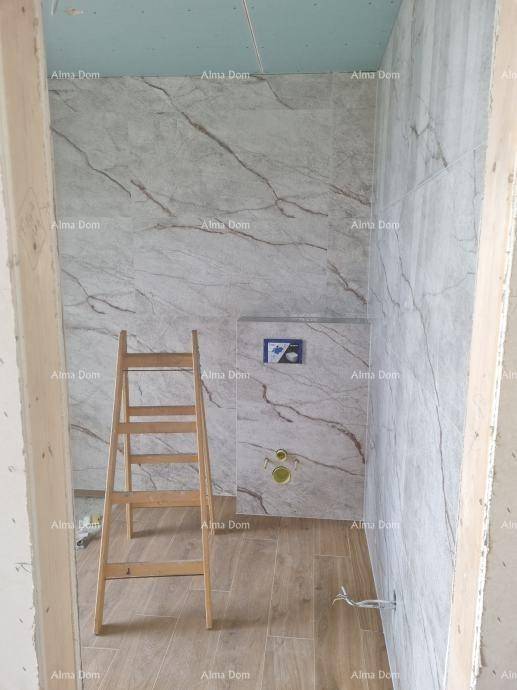 Badezimmer im Bau mit modernen Marmor-Effekt-Fliesen und vorbereiteter Wandtoilette.