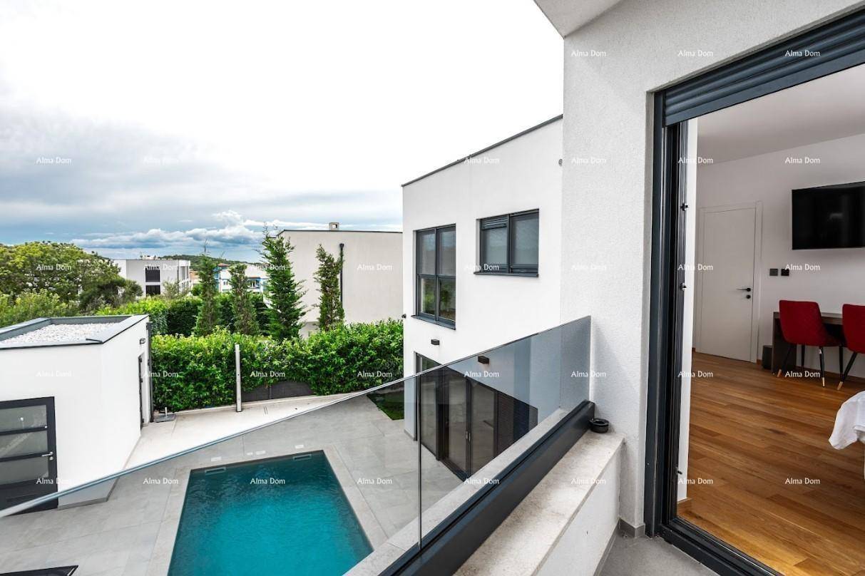Balkon mit Glasgeländer und Blick auf den privaten Poolbereich der Villa.