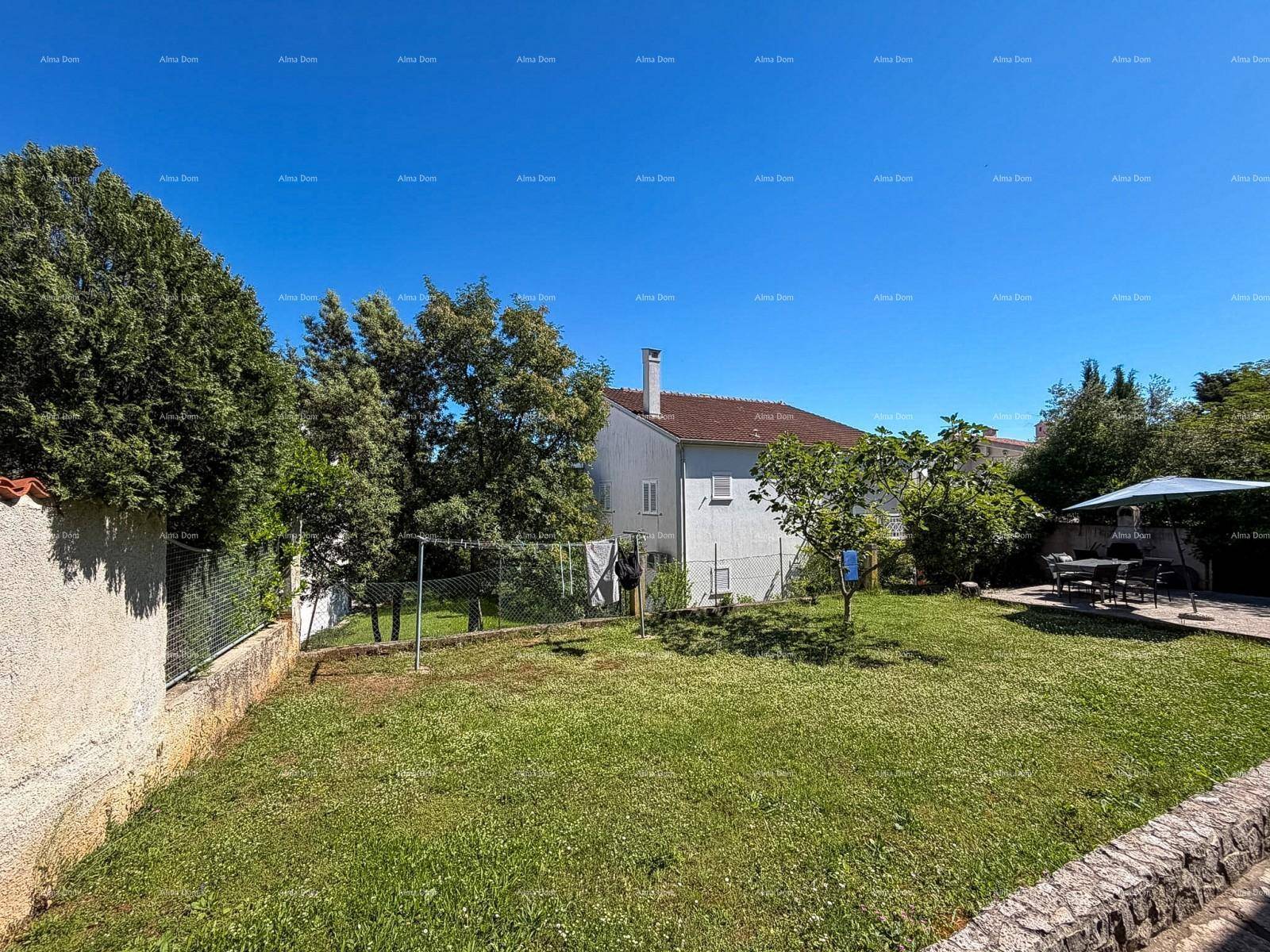 Großer Garten mit Rasenfläche und Bäumen, bietet viel Platz für Erholung im Freien.