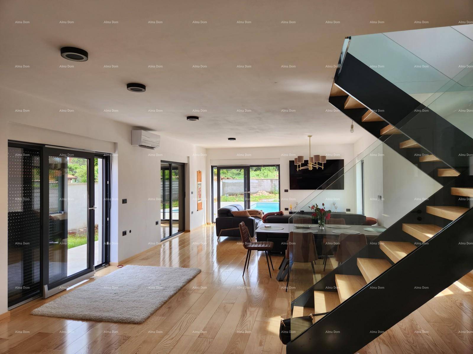 Offener Wohn- und Essbereich mit eleganter Treppe, Holzboden und großen Fenstern für viel Licht.