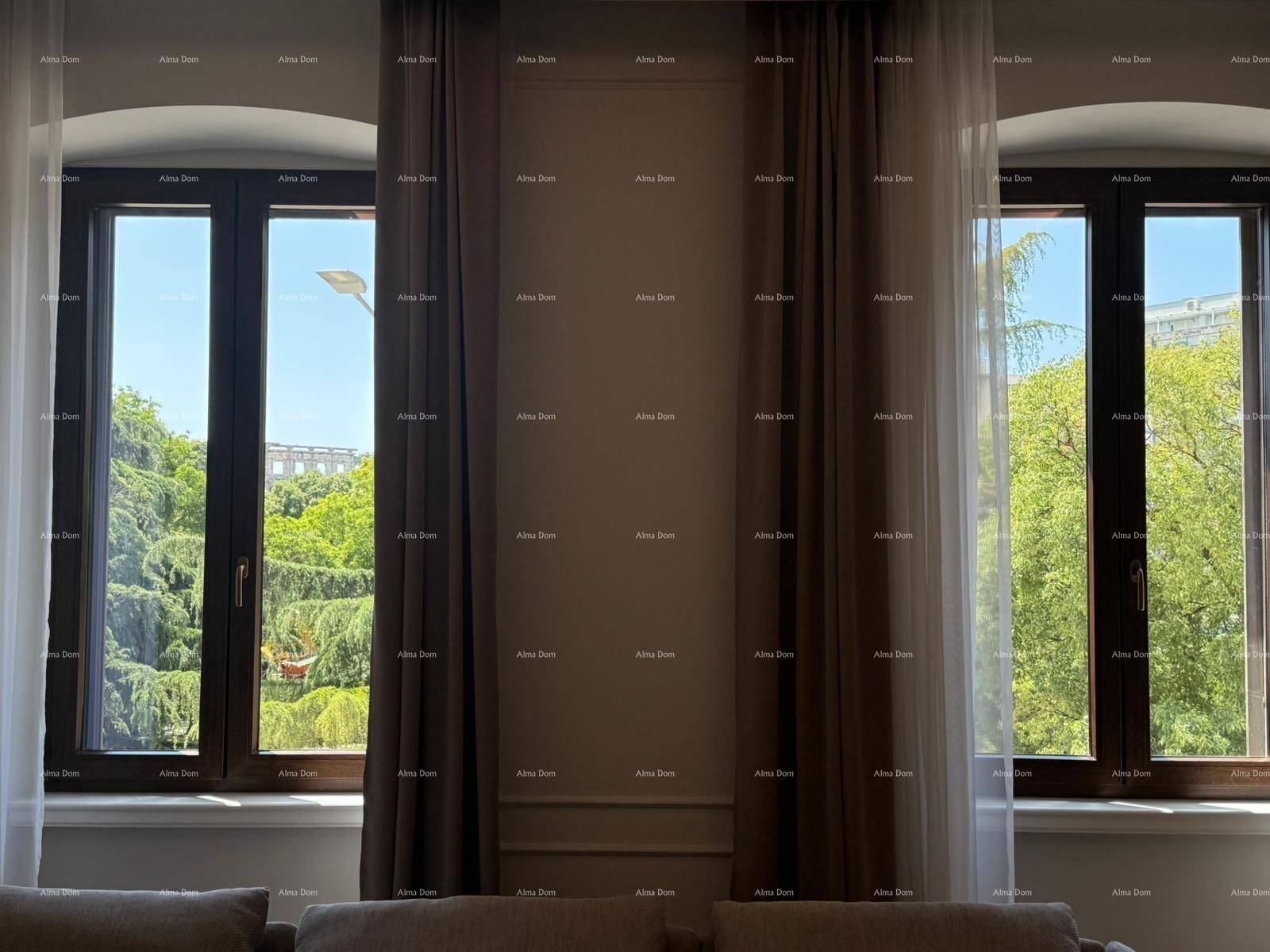 Große Fenster mit Blick ins Grüne, die viel natürliches Licht hereinlassen.