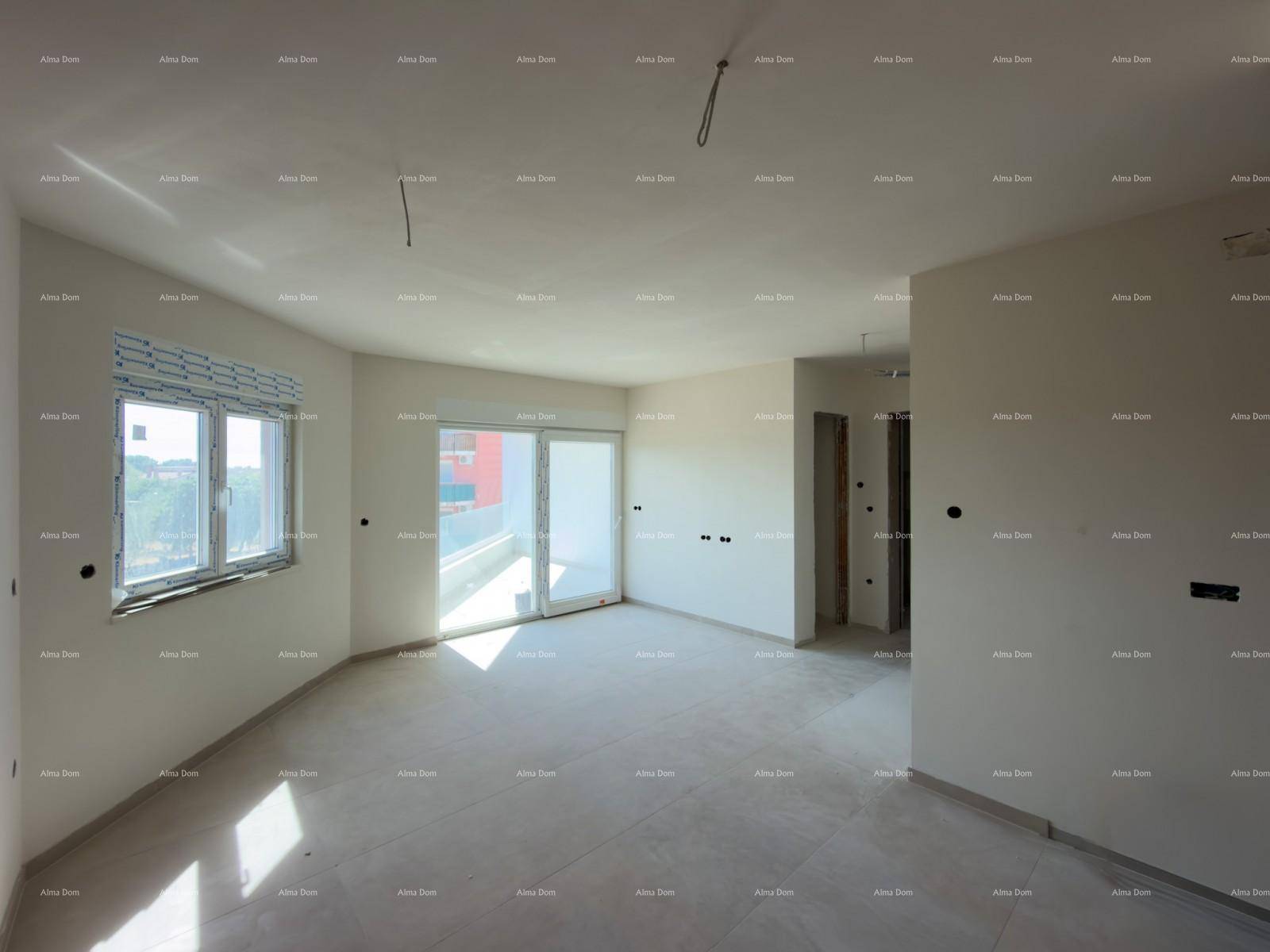 Heller Wohnbereich im Rohbau mit großen Fenstern und Balkonzugang, viel Tageslicht.