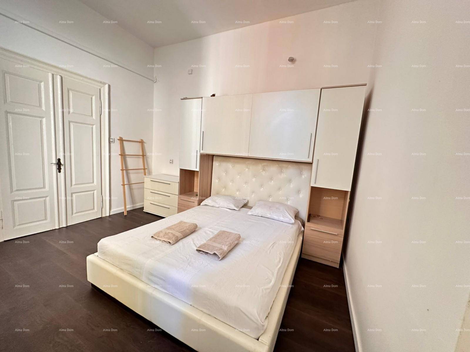 Helles Schlafzimmer mit Doppelbett, integrierten Schränken und einem dunklen Holzboden.