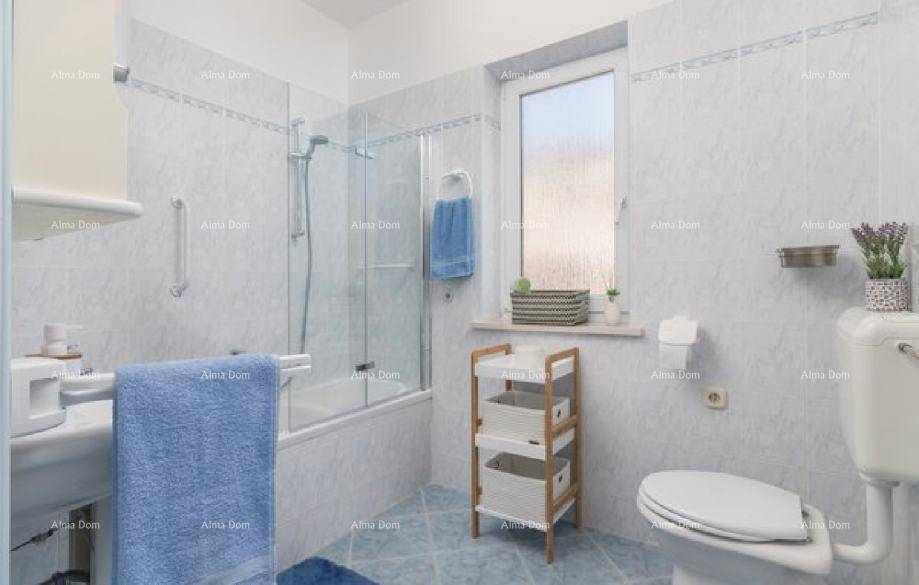 Helles Badezimmer mit Badewanne, Duschabtrennung, WC und Fenster für Tageslicht.