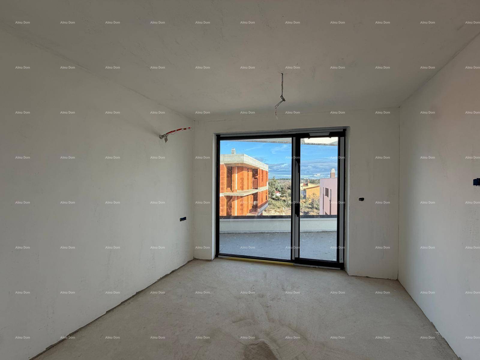 Heller Raum im Rohbau mit großer Schiebetür und Blick auf die Umgebung.
